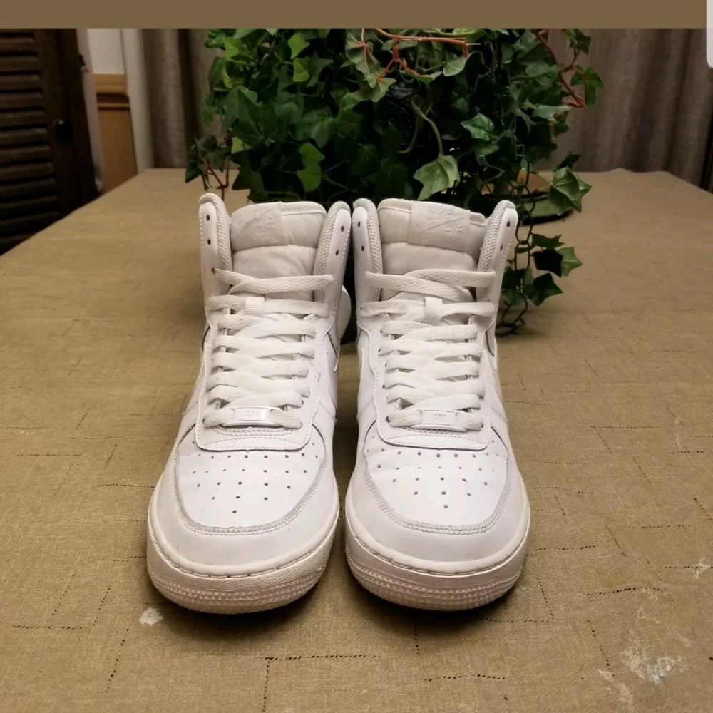 Nike Big Kid's Air Force 1 High (GS) size 6.5 Shoe